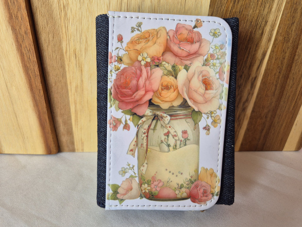 Portefeuille denim marine avec illustration bouquet de roses pastel