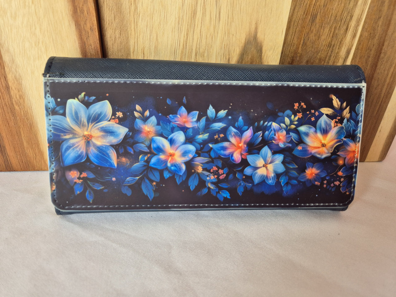 Grand portefeuille deluxe en similicuir bleu marine avec illustration florale lumineuse